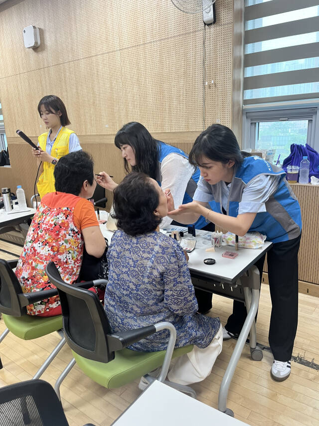한국가스공사(KOGAS) 인천기지본부 직원들이 최근 인천 연수구 송도 노인복지관 어르신들에게 장수사진 촬영 전 헤어 및 메이크업을 해주고 있다. 인천본부 제공