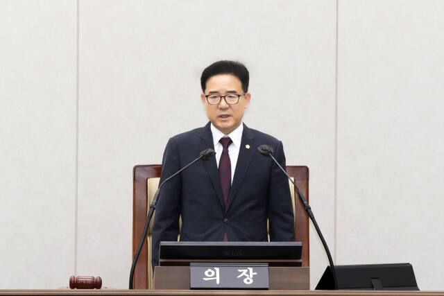 김인수 김포시의회 의장이 지난 16일 제237회 임시회 제1차 본회의에서 개회사를 통해 의장으로서 모든 의전과 이에 따른 지위를 내려놓겠다는 입장을 밝히고 있다. 김포시의회 제공