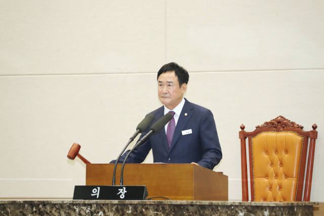 제8대 이천시의회 후반기 첫 임시회 에서 박명서 의장이 개회를 선언하는 방망이를 치고 있다. 이천시의회 제공.