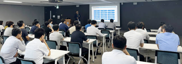 인천항만공사(IPA)는 17일 선진항만 구현 및 인공지능(AI)을 활용한 항만운영 활용 방안을 강구하고자 인하대학교 인공지능융합연구센터와 임직원 디지털 역량 강화 교육을 했다. IPA 제공