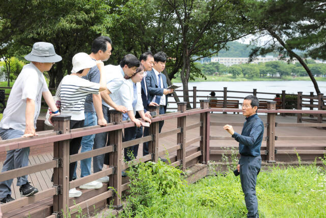 안산시의회 박태순 의장 및 안산환경운동연합 관계자 등이 안산 화랑유원지 내 호수에 대한 현장활동을 실시하고 남생이 서식 실태를 확인했다. 안산시의회 제공