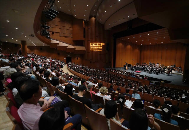 지난 16일 광주시 남한산성 아트홀 대극장에서 세계관악컨퍼런스 메인 콘서트 10회 공연이 열리고 있다. 광주시 제공