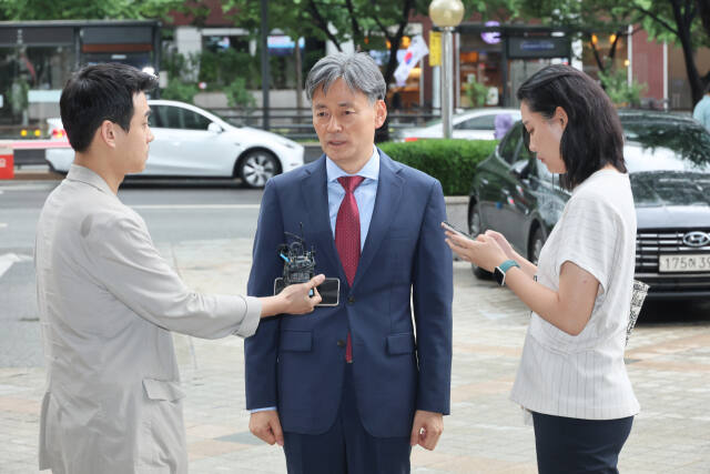 차기 경찰청장에 내정된 조지호 서울경찰청장이 17일 서울 서대문구 NH농협생명 빌딩에서 열린 경찰위원회에 출석하기 전 취재진의 질문에 답하고 있다. 연합뉴스