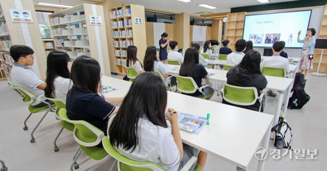 17일 수원특례시 팔달구 삼일고등학교에서 진행된 2024 지역신문 활용 교육프로그램 '1일기자체험' 교육에서 학생들이 본보 신문을 활용한 교육을 받고 있다. 이 사업은 지역신문발전기금을 지원받아 진행됐다. 윤원규기자