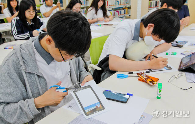 17일 수원특례시 팔달구 삼일고등학교에서 진행된 2024 지역신문 활용 교육프로그램 '1일기자체험' 교육에서 학생들이 본보 신문을 활용한 교육을 받고 있다. 이 사업은 지역신문발전기금을 지원받아 진행됐다. 윤원규기자