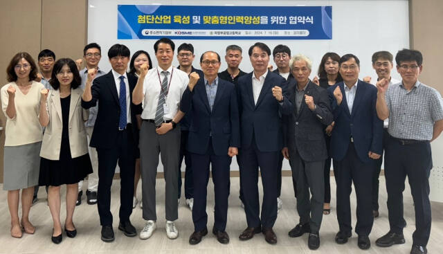 의정부공고, 용현산업단지 기업인협의회 관계자가 업무협약을 체결한 뒤 기념촬영하고 있다. 의정부공고 제공