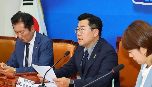 더불어민주당 박찬대 당 대표 직무대행 겸 원내대표가 지난 17일 오전 국회에서 열린 최고위원회의에서 발언하고 있다. 연합뉴스