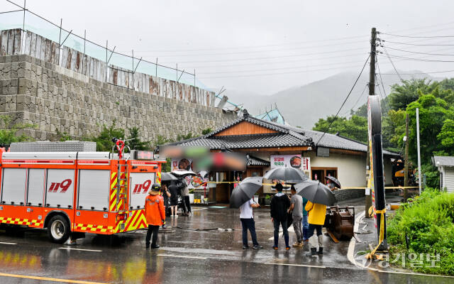 경기도 전역에 폭우가 내리고 있는 18일 오전 양주시 백석읍 가산리 한 주택이 산사태로 인해 공사 블록이 덮쳐 전쟁터를 방불케하고 있다. 새벽 2시 26분께 발생한 이번 사고로 인명피해는 발생하지 않았다. 윤원규기자