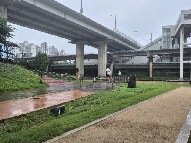 18일 오전 경기지역에 내린 호우로 광명시 구일역 광명 방향 출입구 다리 부근까지 빗물이 차올랐다. 광명시 제공
