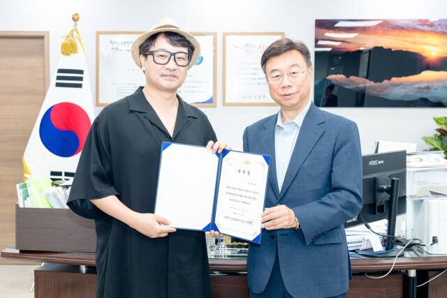 신상진 성남시장이 2024 성남페스티벌 예술감독으로 위촉된 양정웅 연출가에게 위촉장을 전달하고 있다. 성남문화재단 제공