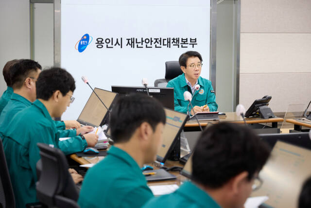 18일 오전 용인시청 재난안전상황실을 찾은 용인시의회 도시건설위원회 위원들이 집중호우 대비 태세 강화 등을 주문하고 있다. 용인시의회 제공