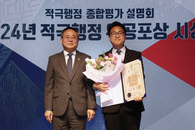 박장빈 인천경제자유구역청 아트센터인천운영과 주무관(오른쪽)이 최근 정부세종청사 중앙동 대강당에서 열린 ‘제4회 적극행정 유공 정부 포상’에서 ‘근정포장’을 받은 뒤 기념촬영을 하고 있다. 인천시 제공