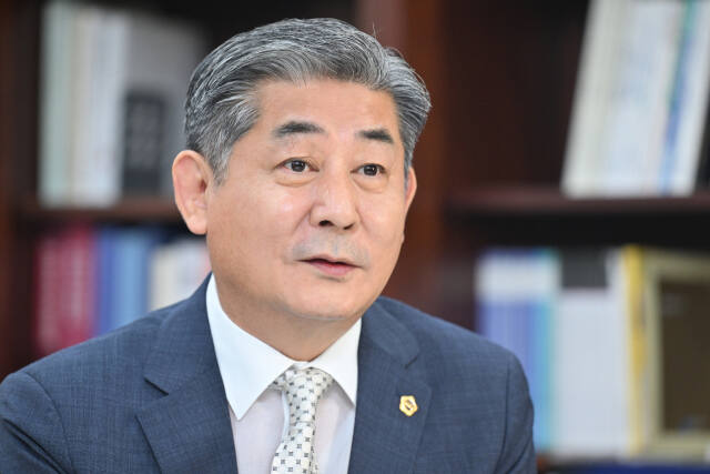 정해권 인천시의회 의장(국민의힘·연수1)이 제9대 후반기 의회 운영 방안에 대해 설명하고 있다. 조병석 기자