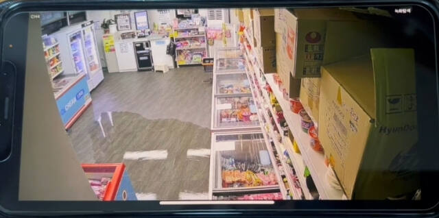 인천 남동구 간석동 초등학교 인근 상가 무인 아이스크림 할인점으로 빗물이 들이친 모습. 독자제공