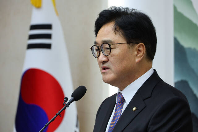 우원식 국회의장이 지난 17일 오후 국회에서 긴급기자회견을 열고 방송4법과 방통위원장 탄핵 등에 대한 여야 중재안을 제안하고 있다. 연합뉴스