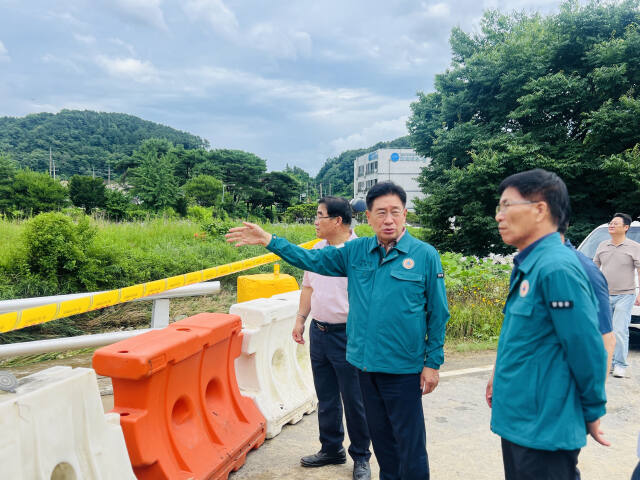전진선 군수(가운데)가 18일 호우피해 현장을 찾아 안철영 도시건설국장과 임선진 옥천면장(왼쪽)과 함께 피해 상황을 확인하고 있다 양평군 제공