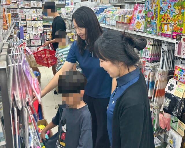 18일 평택의 한 매장에서 경기제일신협 직원들이 어린이를 대상으로 프로그램을 진행하고 있다. 경기제일신협 제공