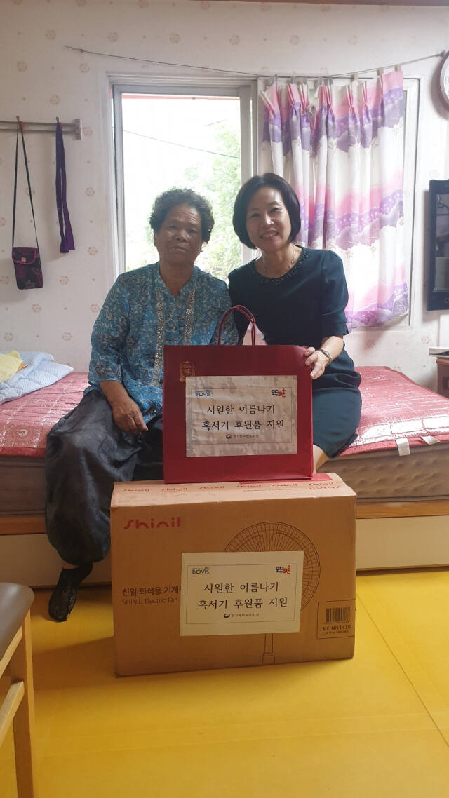지난 18일 오후 안성시 소재 재가복지대상자 거주지에서 6·25 참전유공자 배우자 이외남 어르신(왼쪽)과 염정림 경기동부보훈지청장이 기념촬영을 하고 있다. 경기동부보훈지청 제공