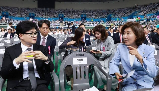국민의힘 당 대표 후보인 나경원 의원과 한동훈 전 비대위원장이 지난 4일 인천 남동체육관에서 열린 한국자유총연맹 창립 제70주년 기념식에서 대화하고 있다. 연합뉴스