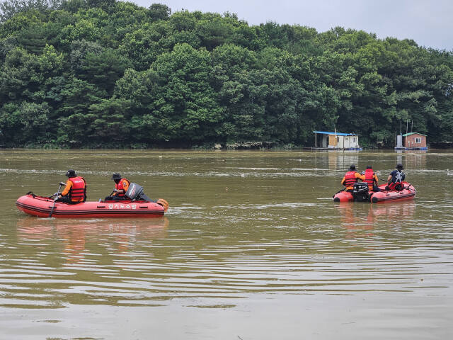 경기도 119 특수대응단이 19일 오전 8시부터 고삼면 고삼 저수지에서 배 전복으로 실종된 2명의 실종자를 찾기 위한 수색을 벌이고 있다. 박석원기자