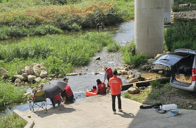 이동면 장암1교에 배치된 119시민수상구조대 대원들이 물놀이객의 안전지도를 하고 있다. 포천소방서 제공