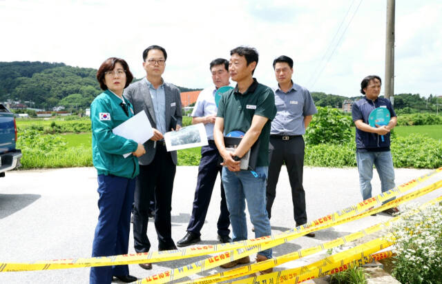 김보라 안성시장이 19일 죽산면 매산리 교량 유실현장을 찾아 관련 공직자에게 신속한 복구를 강구하라고 지시했다. 안성시 제공
