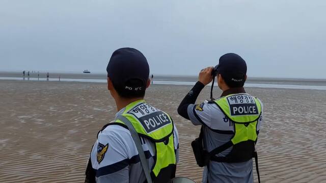 인천해양경찰서 경찰관들이 중구 무의도 하나개 해수욕장에서 안전 순찰을 하고 있다. 인천해경 제공