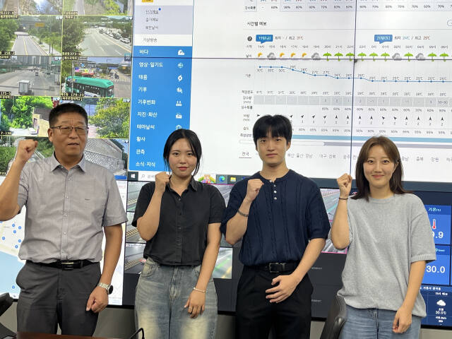 18일 집중 호우 당시 소중한 생명을 구한 자랑스러운 시흥시청 공무원들. 왼쪽부터 강경모 팀장, 이하늘·이현우·서지희 주무관. 김형수기자