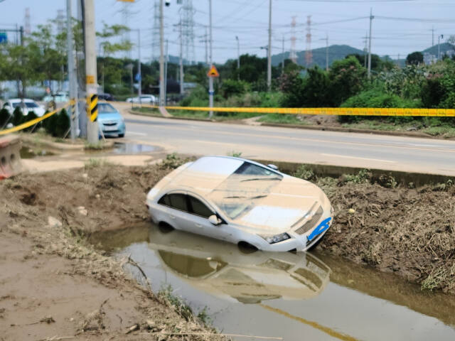 도로 옆 도랑에 빠져 있는 차량 모습이 당시의 위험했던 상황을 말해 주고 있다. 뉴스라인 제공
