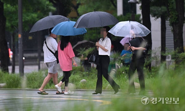 호우경보와 서해상 풍랑주의보가 내려진 지난 17일 인천 남동구 미래로에서 우산을 쓴 시민들이 분주히 발걸음을 재촉하고 있다. 조병석기자