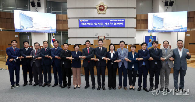 19일 경기도의회 본회의장에서 열린 제376회 임시회 제1차 본회의에서 진행된 의장 및 부의장 선거를 통해 제11대 경기도의회 후반기 의장으로 4선 도의원인 김진경 의원이 당선됐다. 부의장으로는 정윤경 도의원과 김규창 의원이 각각 선출됐다. 하반기 의장단과 상임위원장들이 기념촬영을 하고 있다. 경기도의회 제공