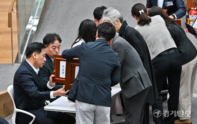 19일 경기도의회 본회의장에서 열린 제376회 임시회 제1차 본회의에서 진행된 의장 및 부의장 선거에서 관계자들이 개표를 진행하고 있다. 윤원규기자