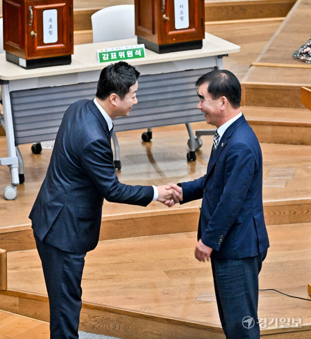 19일 경기도의회 본회의장에서 열린 제376회 임시회 제1차 본회의에서 11대 경기도의회 후반기 의장으로 선출된 김진경 의장(왼쪽)과 전반기 의장인 염종현 도의원이 인사하고 있다. 윤원규기자