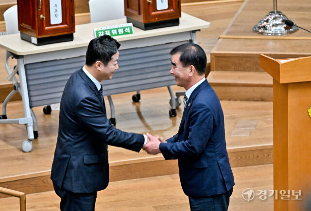 19일 경기도의회 본회의장에서 열린 제376회 임시회 제1차 본회의에서 11대 경기도의회 후반기 의장으로 선출된 김진경 의장(왼쪽)과 전반기 의장인 염종현 도의원이 인사하고 있다. 윤원규기자