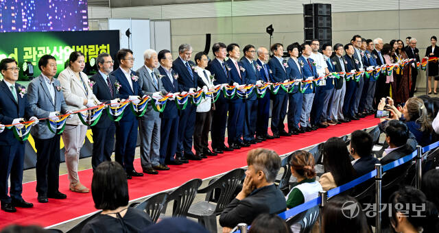 19일 오후 고양특례시 킨텍스 2전시장에서 열린 제9회 대한민국 국제 관광박람회 개막식에서 오후석 경기도 행정2부지사, 정창수 KITS 조직위원장, 이동환 고양특례시장, 이순국 경기일보 대표이사 사장, 아밋 쿠마르 주한인도대사 등 내빈들이 테이프커팅을 하고 있다. 윤원규기자