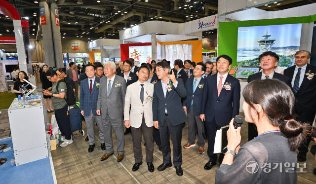 19일 오후 고양특례시 킨텍스 2전시장에서 열린 제9회 대한민국 국제 관광박람회 개막식에서 오후석 경기도 행정2부지사, 정창수 KITS 조직위원장, 이동환 고양특례시장, 이순국 경기일보 대표이사 사장, 아밋 쿠마르 주한인도대사 등 내빈들이 박람회장에 마련된 부스들을 둘러보고 있다. 윤원규기자