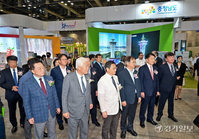 19일 오후 고양특례시 킨텍스 2전시장에서 열린 제9회 대한민국 국제 관광박람회 개막식에서 오후석 경기도 행정2부지사, 정창수 KITS 조직위원장, 이동환 고양특례시장, 이순국 경기일보 대표이사 사장, 아밋 쿠마르 주한인도대사 등 내빈들이 박람회장에 마련된 부스들을 둘러보고 있다. 윤원규기자