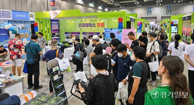 19일 오후 고양특례시 킨텍스 2전시장에서 열린 제9회 대한민국 국제 관광박람회를 찾은 시민들이 각 홍보 부스를 둘러보고 있다. 오는 22일까지 열리는 이번 박람회에서는 국내외 130여개 지자체와 관광 관련된 기관, 여행사 등의 450여개의 부스가 마련돼 다양한 볼거리가 제공된다. 윤원규기자