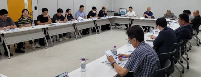 경기도와 도내 운수회사 관계자가전기버스 안전 관리 방안을 논의하고 있다. 경기도 제공