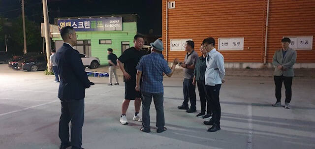 김경일 파주시장(왼쪽 두번째)이 지난달 20일 밤 탈북민단체 자유북한운동연합이 파주 일원에서 대북전단을 살포하는 현장을 직접 찾아 전단 살포를 강력히 항의하고 있다. 파주시 제공