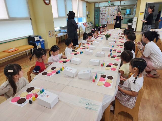 3다수데이 ‘맛있다’ 코너에서 아이들이 자원봉사자들의 지도로 쿠키를 만들고 있다. 일동유치원 제공