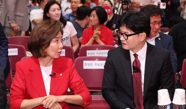 국민의힘 나경원·한동훈(오른쪽) 대표 후보가 지난 8일 오후 광주 김대중컨벤션센터에서 열린 제4차 전당대회 광주·전북·전남·제주 합동연설회에서 대화하고 있다. 연합뉴스.