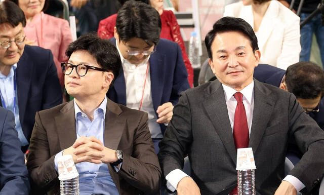국민의힘 한동훈·원희룡 당 대표 후보들이 지난 15일 오후 충남 천안 유관순체육관에서 열린 대전·세종·충북·충남 합동연설회에 참석하고 있다. 연합뉴스