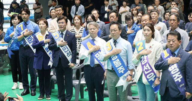 더불어민주당 새 지도부 선출을 위한 전당대회를 앞두고 20일 제주시 한라체육관에서 열린 합동연설회에서 전현희·한준호·이언주·김민석·민형배·정봉주·강선우·김병주 최고위원 후보(왼쪽부터)가 국민의례를 하고 있다. 연합뉴스