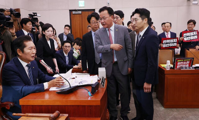 19일 국회 법제사법위원회에서 열린 '윤석열 대통령 탄핵소추안 발의 요청' 국민동의 청원 관련 청문회에서 국민의힘 의원들이 정청래 위원장에게 항의하고 있다. 연합뉴스