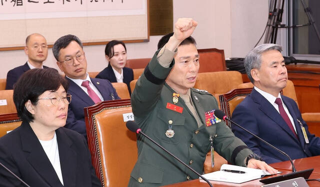 19일 국회 법제사법위원회에서 열린 '윤석열 대통령 탄핵소추안 발의 요청' 국민동의 청원 청문회. 임성근 전 해병대 1사단장이 손을 들고 발언 요청하고 있다. 연합뉴스