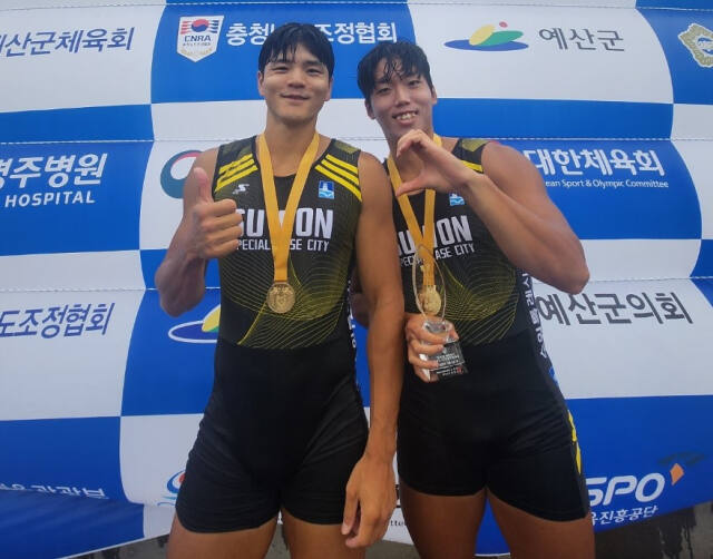 남자 일반부 더블스컬서 우승한 수원시청 강우규(왼쪽)와 남기욱이 시상식 후 포즈를 취하고 있다.수원시청 제공