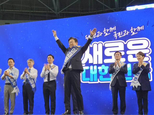 20일 인천 남동체육관에서 열린 ‘더불어민주당 제1차 정기 전국당원대회’에서 당 대표·최고위원 후보자들이 인사하고 있다. 박귀빈기자