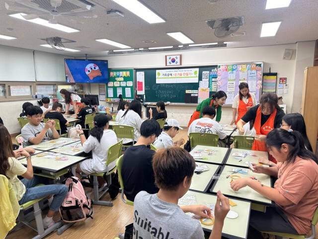 푸른솔초교 학부모들이 학생들과 동물캐릭터 손거울 만들기 재능기부 수업을 진행하고 있다. 김포교육지원청 제공