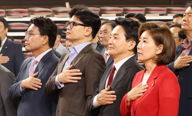 국민의힘 윤상현(왼쪽부터)·한동훈·원희룡·나경원 당 대표 후보들이 지난 15일 오후 충남 천안 유관순체육관에서 열린 대전·세종·충북·충남 합동연설회에서 국민의례를 하고 있다. 연합뉴스